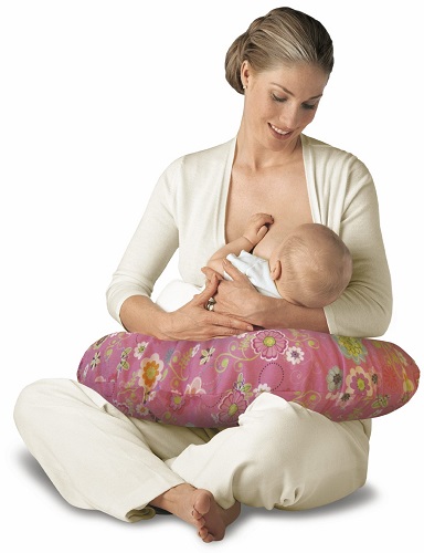 Женщина пытается кормить своего ребенка грудным молоком