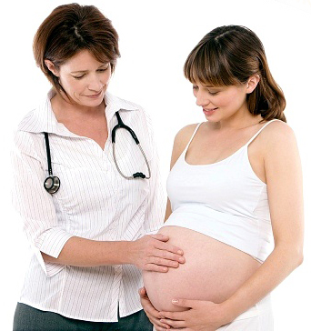 Женщина, пришедшая в клинику, где делают пренатальный скрининг во время беременности